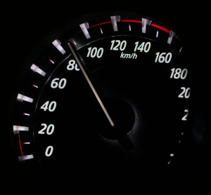 Weboldal sebesség növelése – gyors betöltés szimbóluma egy kilométerórán Weboldal sebesség javítás és gyors betöltés jelképe